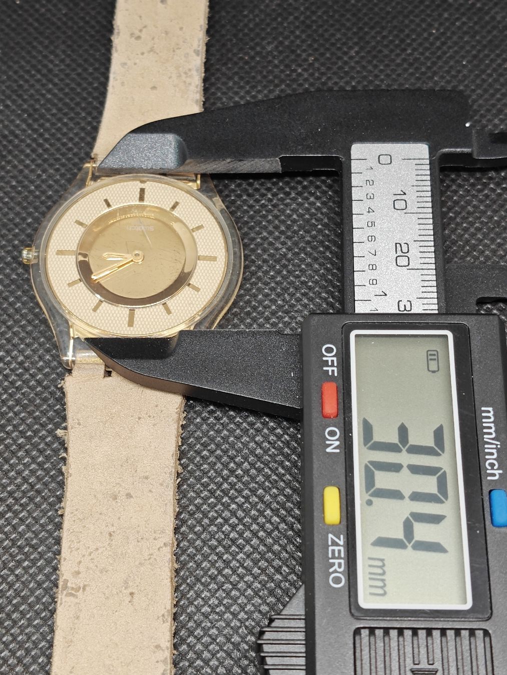 Swatch Orologi: Swatch Swiss 2001 Gold Transparent 33mm – Difettoso da Wangen an der Aare venduto da RetroKontor 4