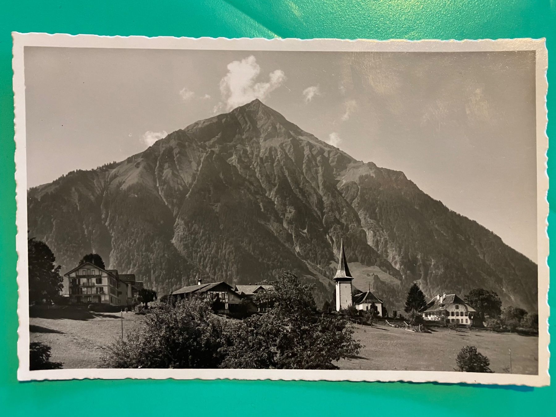 Cartoline postali: Aeschi mit Niesen, Dorflandschaft mit Kirche – Usato da Bauma venduto da Baumer71