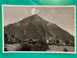 Aeschi mit Niesen, Dorflandschaft mit Kirche