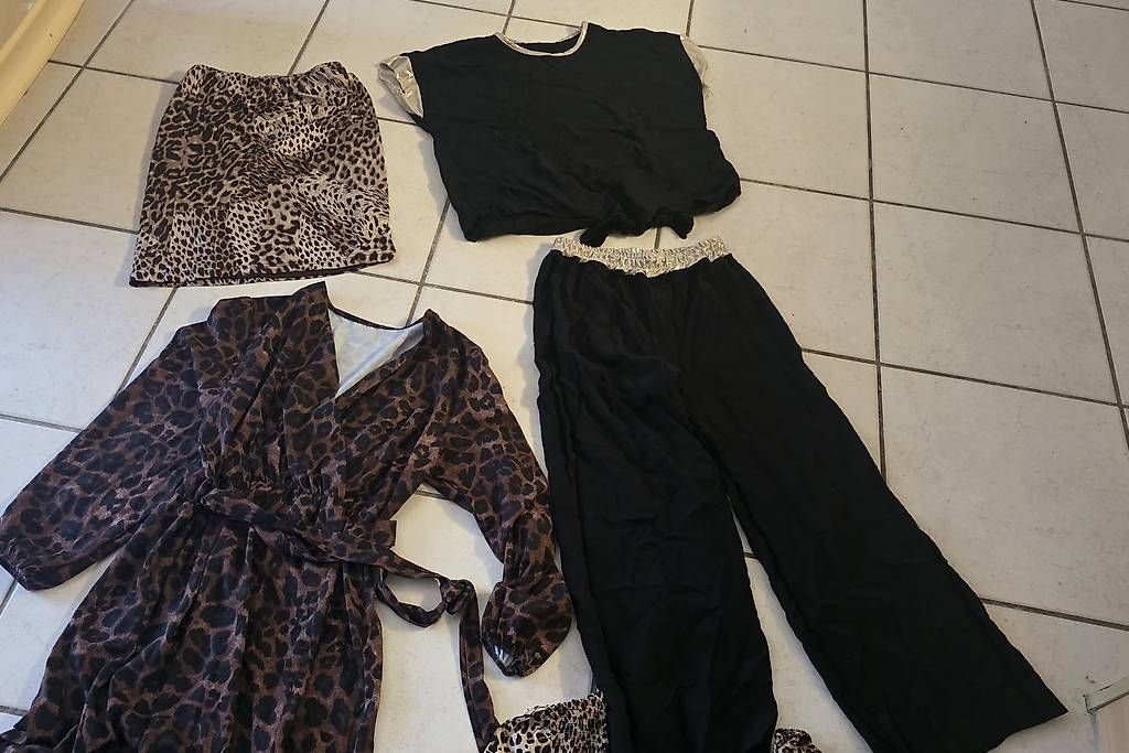 Kleiderpakete: Kleiderpaket Gr. XL (44/46) mit Pantermuster – Gebraucht aus Seewen SO von wit_6lph 1