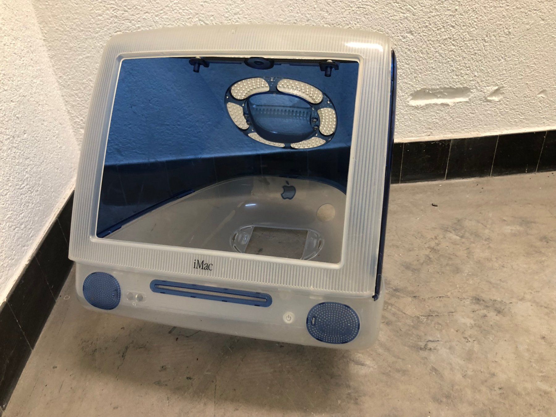 Apple Custodie: Gehäuse von iMac für Lampe oder ähnliches – Usato da Hinterkappelen venduto da atomschnee 1