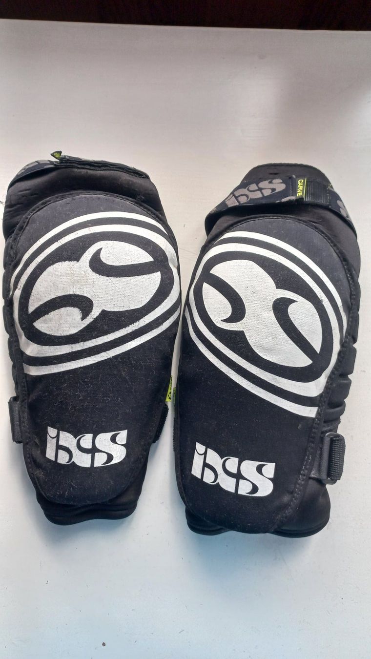 IXS Protezioni & Imbottiture: IXS Knieschoner – Usato da Beckenried venduto da Wmarcie