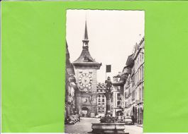 Bern-Zytglogge-Oldtimer-belebt