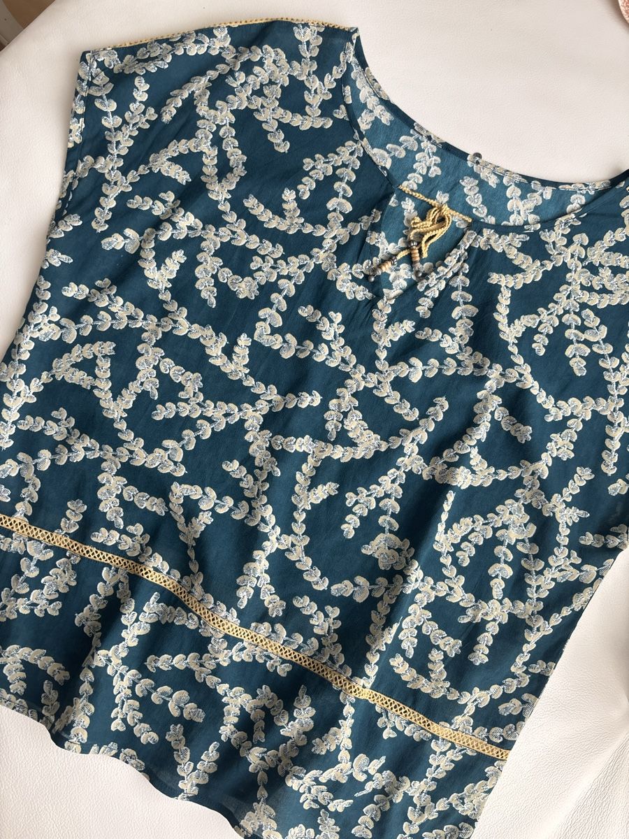 Nile Chemisiers: Bluse Nile Grösse M mit Blattmuster und Spitze – D'occasion à langenthal par rundholz7 5
