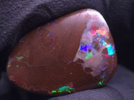 Australischer Boulder Opal 14.33ct – Intensives Rot Blau Grü