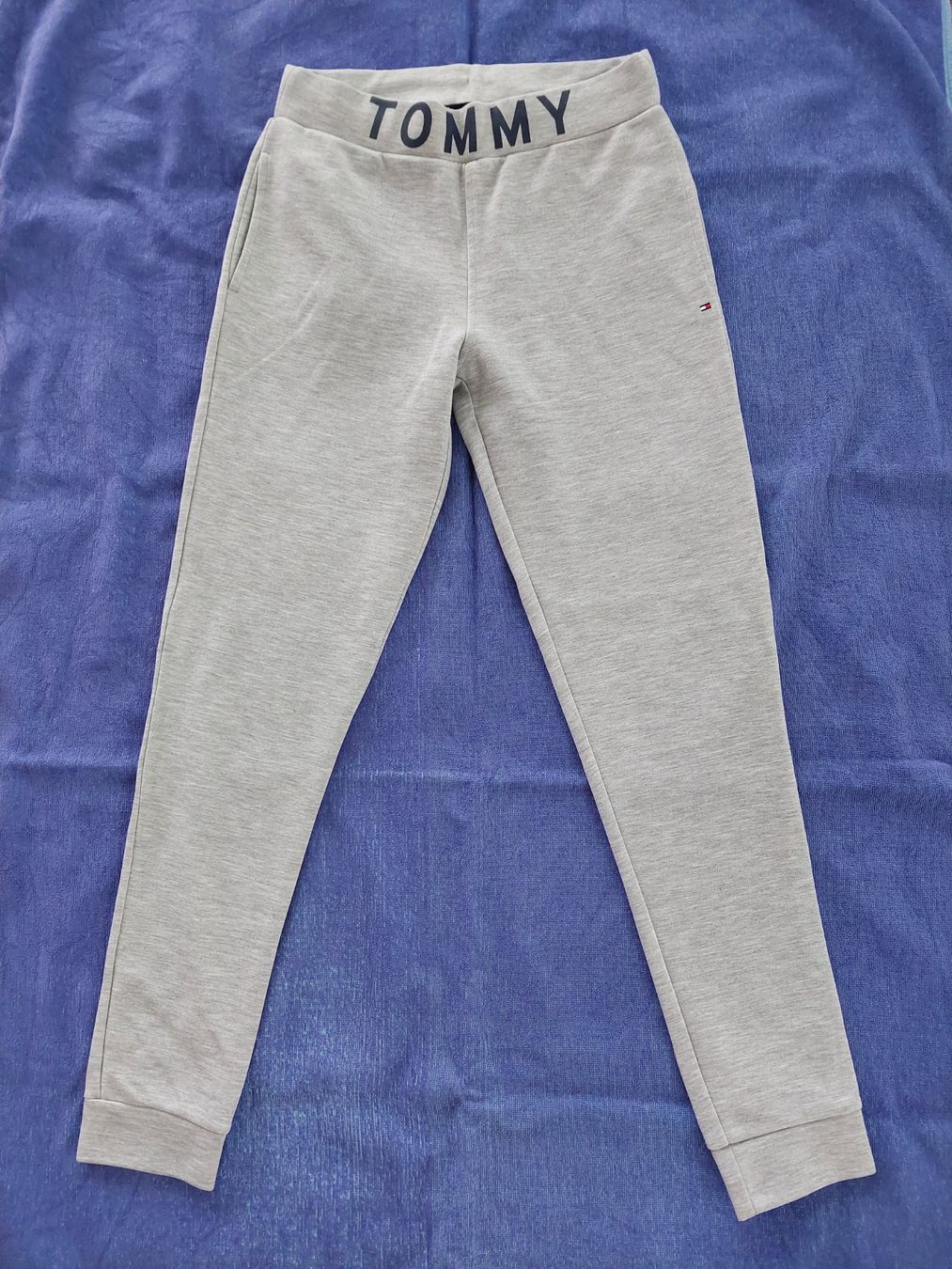 Tommy Hilfiger Pantaloni: Tommy Hilfiger Jogginghose, Grau, Gr. 176 – Usato da Baldegg venduto da ArcDom