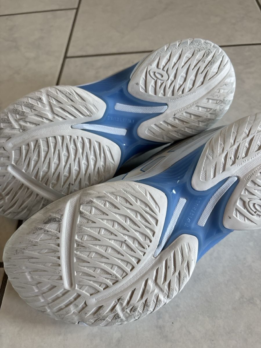 Asics Damenschuhe: Asics Hallenschuhe Damen hellblau Grösse 40.5 – Gebraucht aus Nottwil von wasserlufterde 1