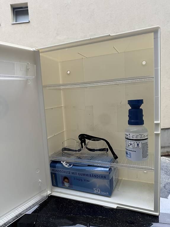 Armadi: Erste Hilfe Schrank – Usato da Bern venduto da Padrepio5 1