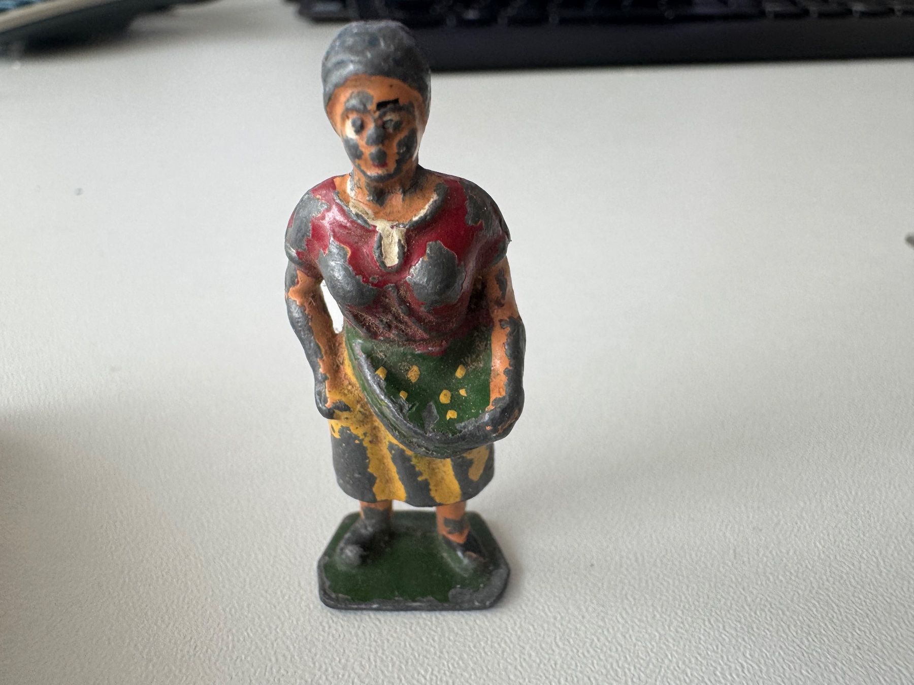 Bing Spielzeuge: Uralte Metall-Guss Figur "Bäuerin", Höhe ca. 5 cm – Gebraucht aus Winterthur von Arma3