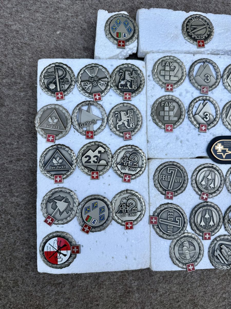 Schweizer Armee Uniformen: Lot 71 insignes béret - Armée Suisse  – Gebraucht aus Fribourg von Ardoffel 1