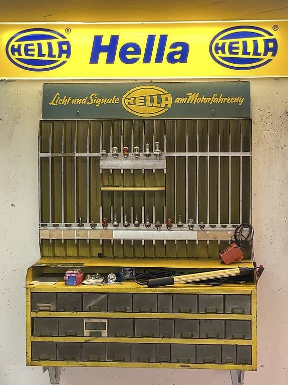 Armadi: Glühleuchtenschrank Hella – Usato da Möhlin venduto da Rotor117 1