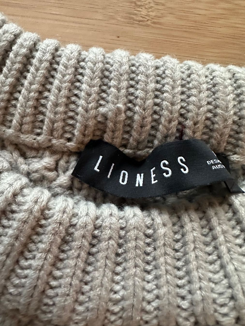 Maglioni & Felpe: Lioness oversize Pullover mit eingearbeitetem Hemdsärmel, M – Usato da Castagnola venduto da petrkars11 7