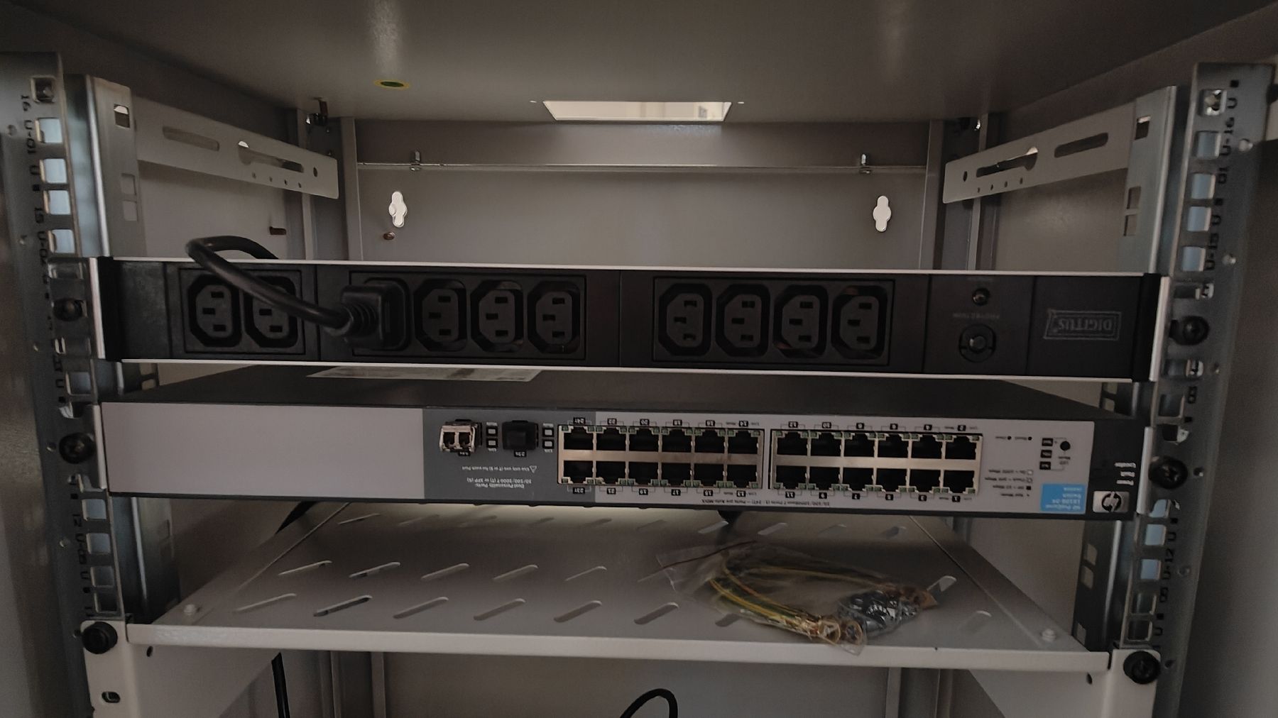Racks & Supports: Netzwerk Rack 19zoll mit Hp Switch – D'occasion à Langnau i. E. par Michu-8 2