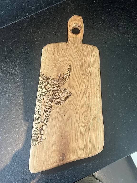 Articoli in legno: Servierbrett aus Eichenholz / Lasergravur  handgemacht KUH – Nuovo e nell'imballaggio originale da Hinterforst venduto da TimberArt 1
