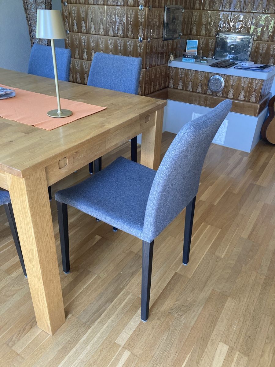 Set di tavolo e panche: Esszimmertisch Eiche massiv mit 8 Stühlen, gepflegt – Usato da Wallenwil venduto da Clare1 2