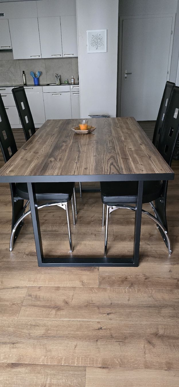 Tische: Wohnzimmer-Einrichtung – Gebraucht aus Dussnang von Minio 9