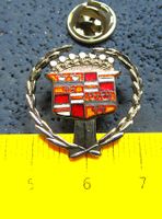 CADILLAC AUTO SCHMUCK-PIN  CUTOUT LORBEERKRANZ SILBRIG ENAME