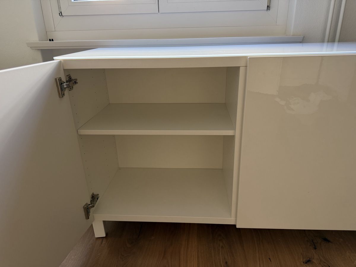 Ikea Meubles TV: IKEA Besta Sideboard, weiss glänzend mit Glasplatte – D'occasion à Luzern par chr_wzl9 2