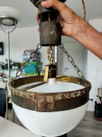 Antike Deckenlampe Kugelglas / Milchglas mit Messingrand,