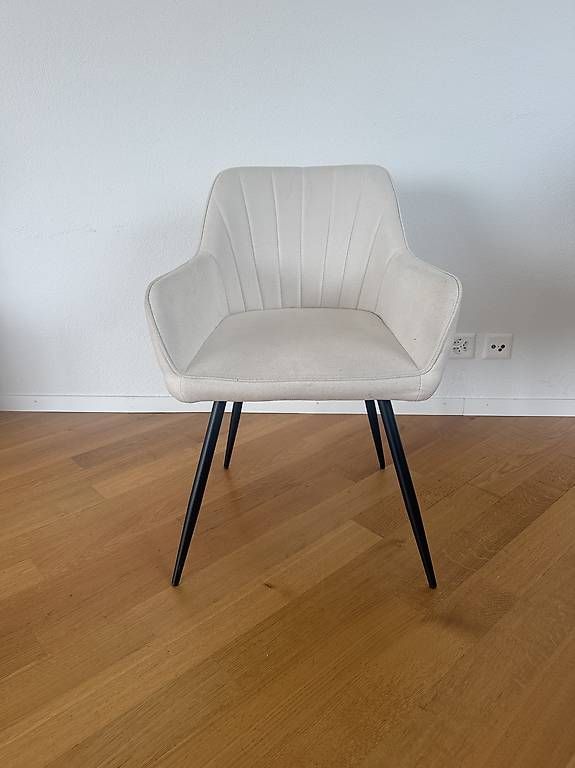 Stühle: 4 Stühle in Beige – Gebraucht aus Wil SG von unikat