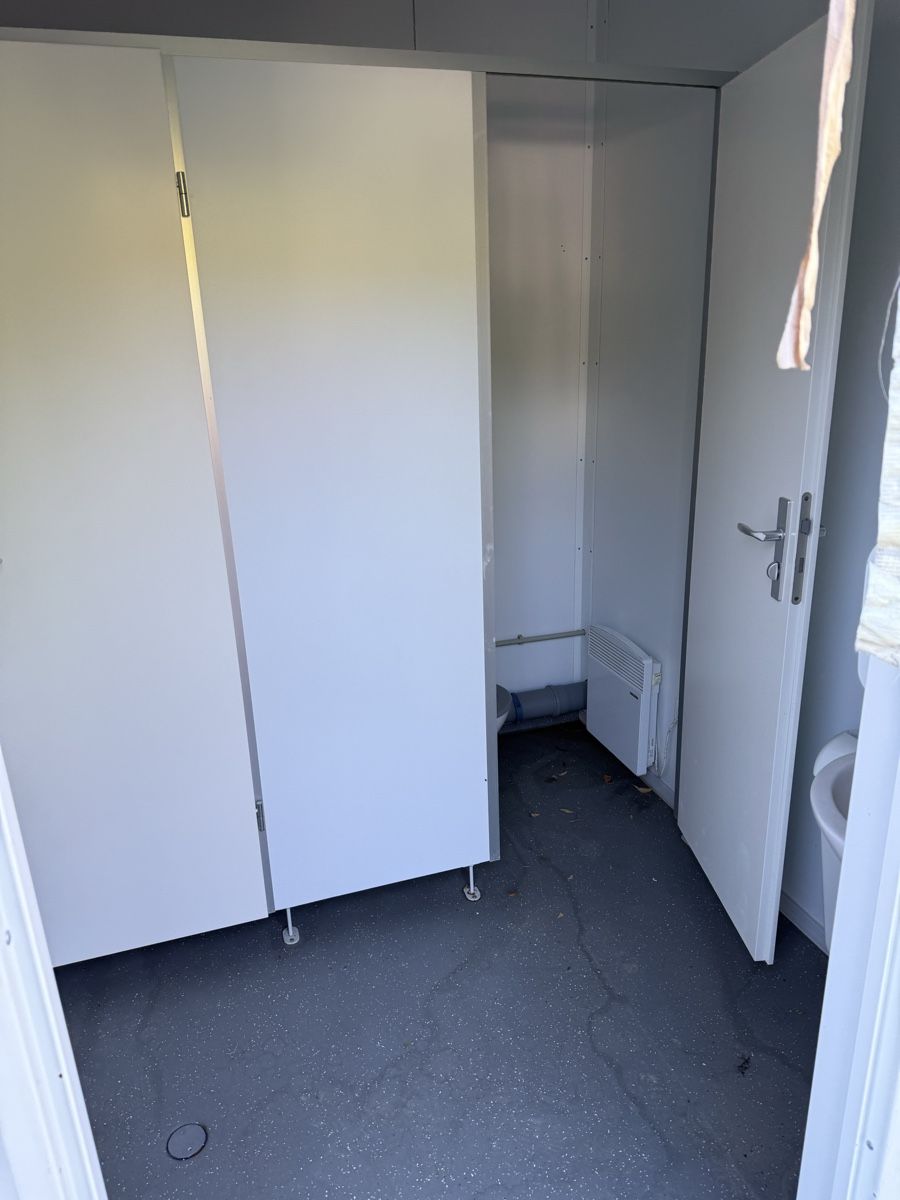 Contenitori edile: WC/Sanitärcontainer – Usato da Neuenegg venduto da kompomogmbh 1