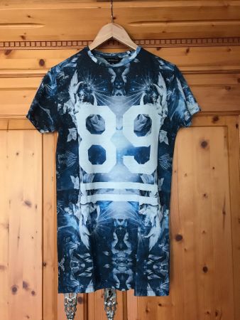 HERREN T-SHIRT - BLAU GEMUSTERT - GRÖSSE XS