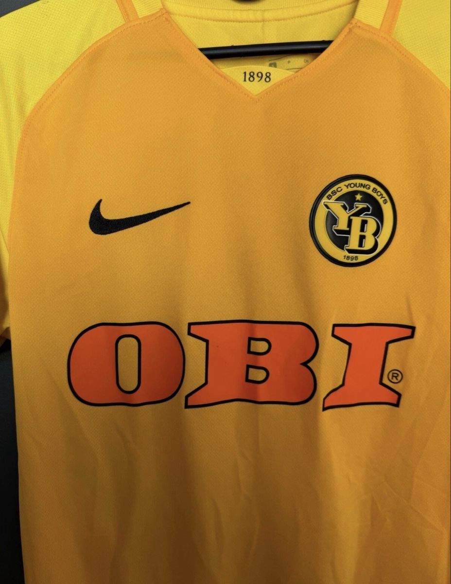Young Boys Canottiere & Pantaloni: BSC Young Boys 2017/18 Trikot – Usato da Allschwil venduto da lor_6cgq 2