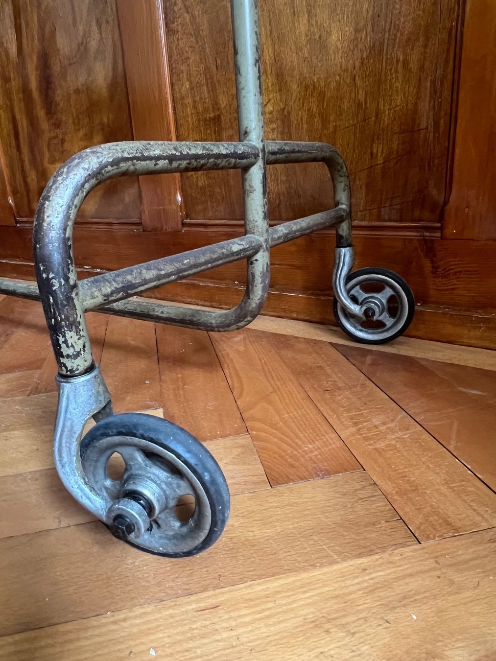 Guardaroba: Vintage Kleiderständer aus Metall, Rollbar – Usato da La Chaux-de-Fonds venduto da jacq_LaTsch0 2