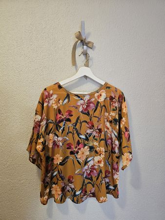 Sommerliches Oberteil mit Blumenmuster, Grösse L