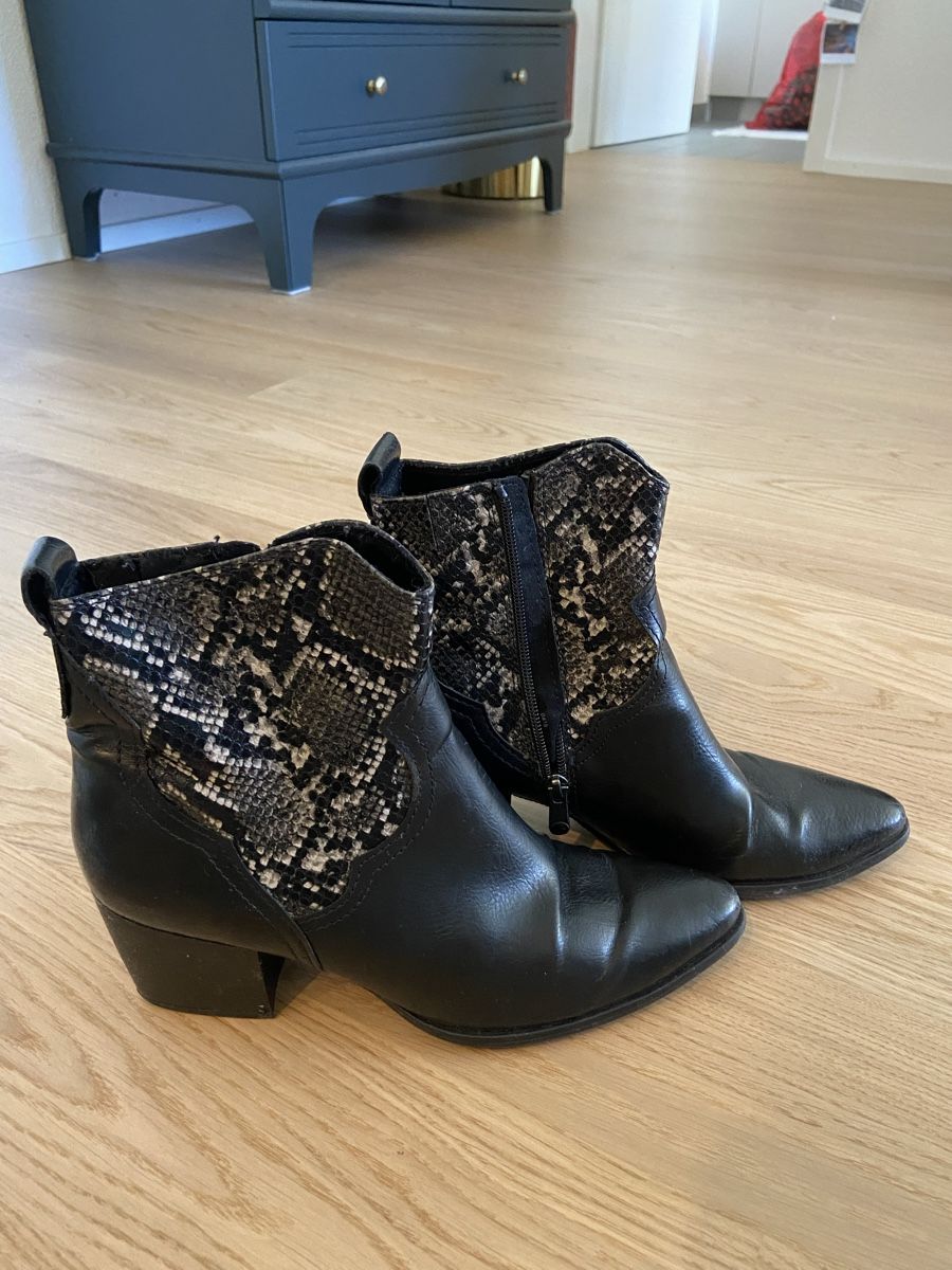 Scarpe da donna: Boots/Stiefeletten schwarz/muster Grösse 40 – Usato da Winterthur venduto da tin_c826