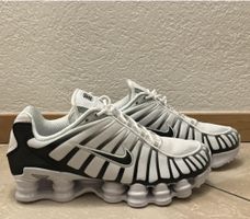 Shox Nike noires et blanches neuves 