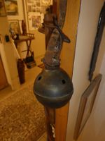Altes Rollengschell , Messing, mit Lederriemen