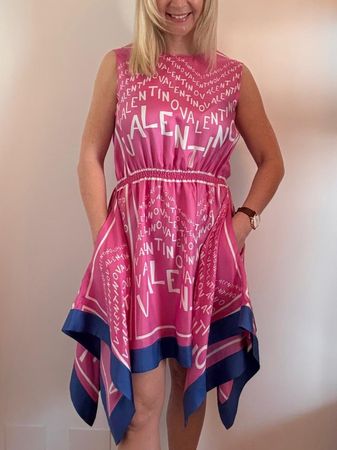 Valentino Logo Print Seidenkleid, neuwertig