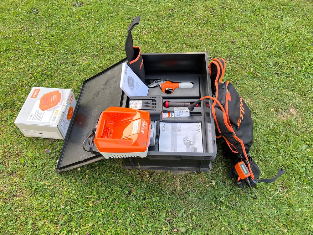 STIHL Akku Astschere ASA 65, mit Neue Akku und Ladegeräte Kaufen auf