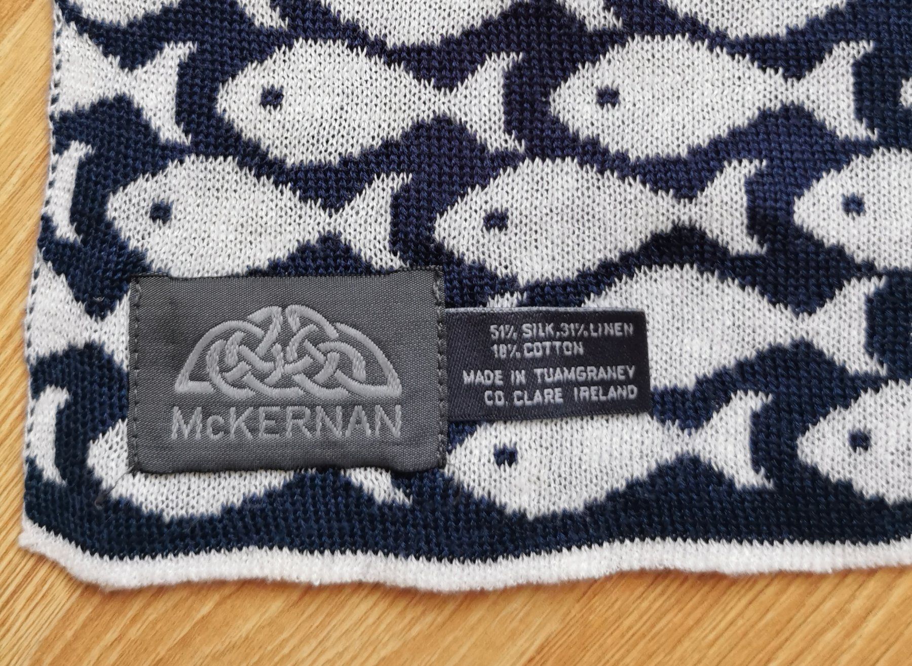 Foulard & Sciarpe: Zweifarbiger Schal von McKernan – Nuovo (secondo la descrizione) da Birsfelden venduto da dsc_f8gx 3