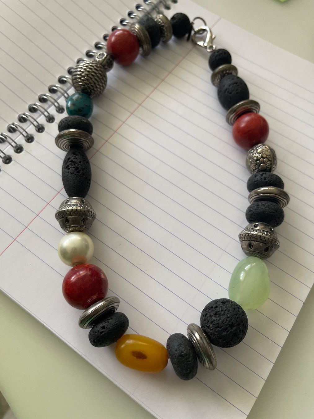 Catenine: Collier mit Lava-, Korallen-, Perlen- und Metallperlen – Usato da Gutenswil venduto da yneB1943