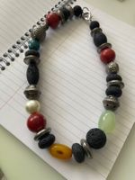 Collier mit Lava-, Korallen-, Perlen- und Metallperlen