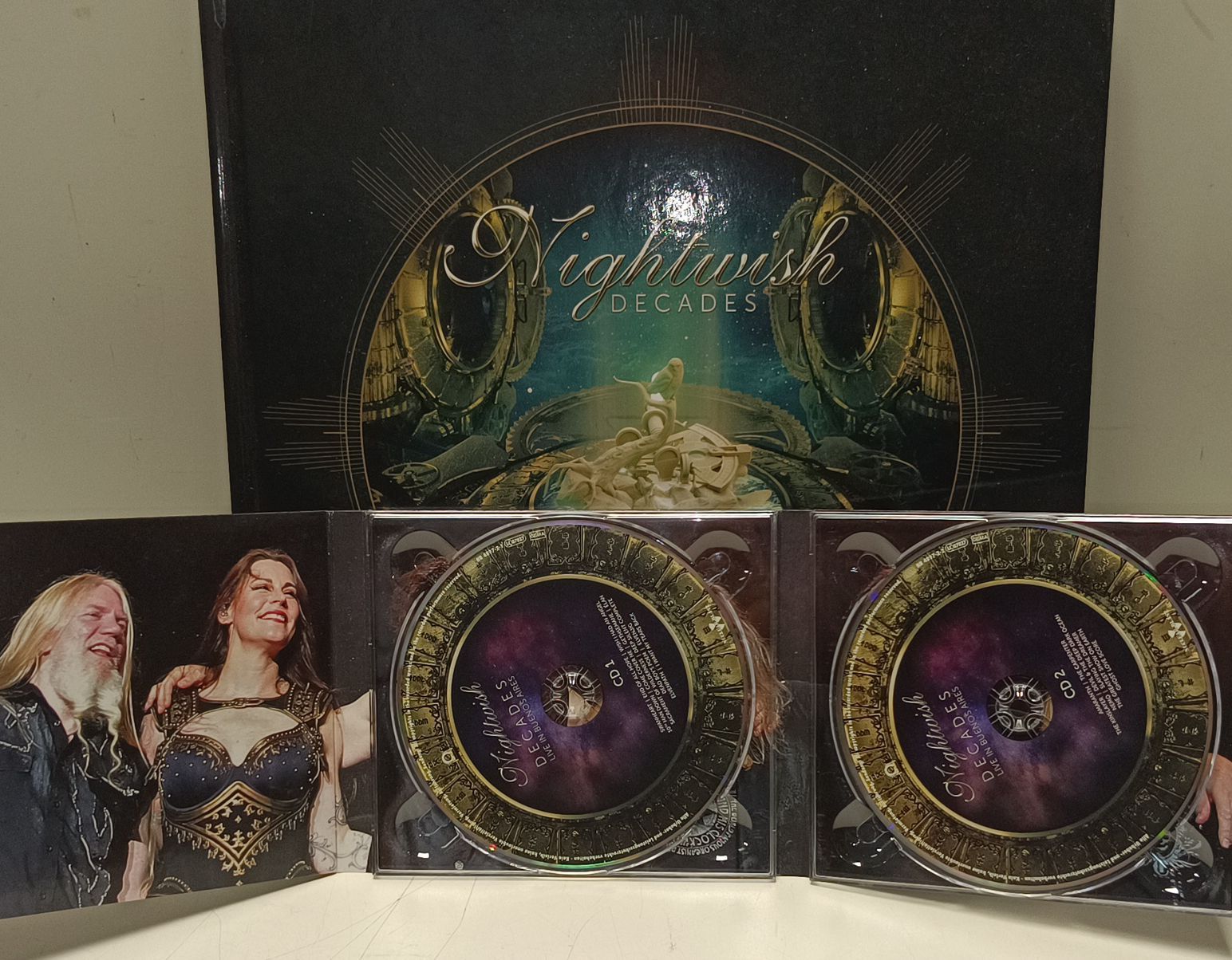 CD: Nightwish Decades CD Box Set 1996-2015(em80) – Usato da Künten venduto da Schnaepplihuus