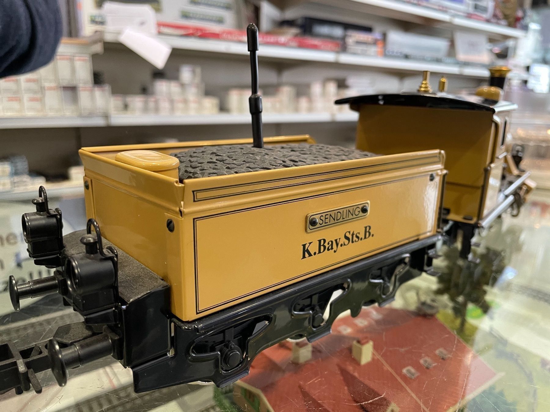 Märklin Modellini di ferrovie: Märklin 1 Schlepptenderlok mit camera – Nuovo (secondo la descrizione) da Chiasso venduto da Carrara-Modellismo 3