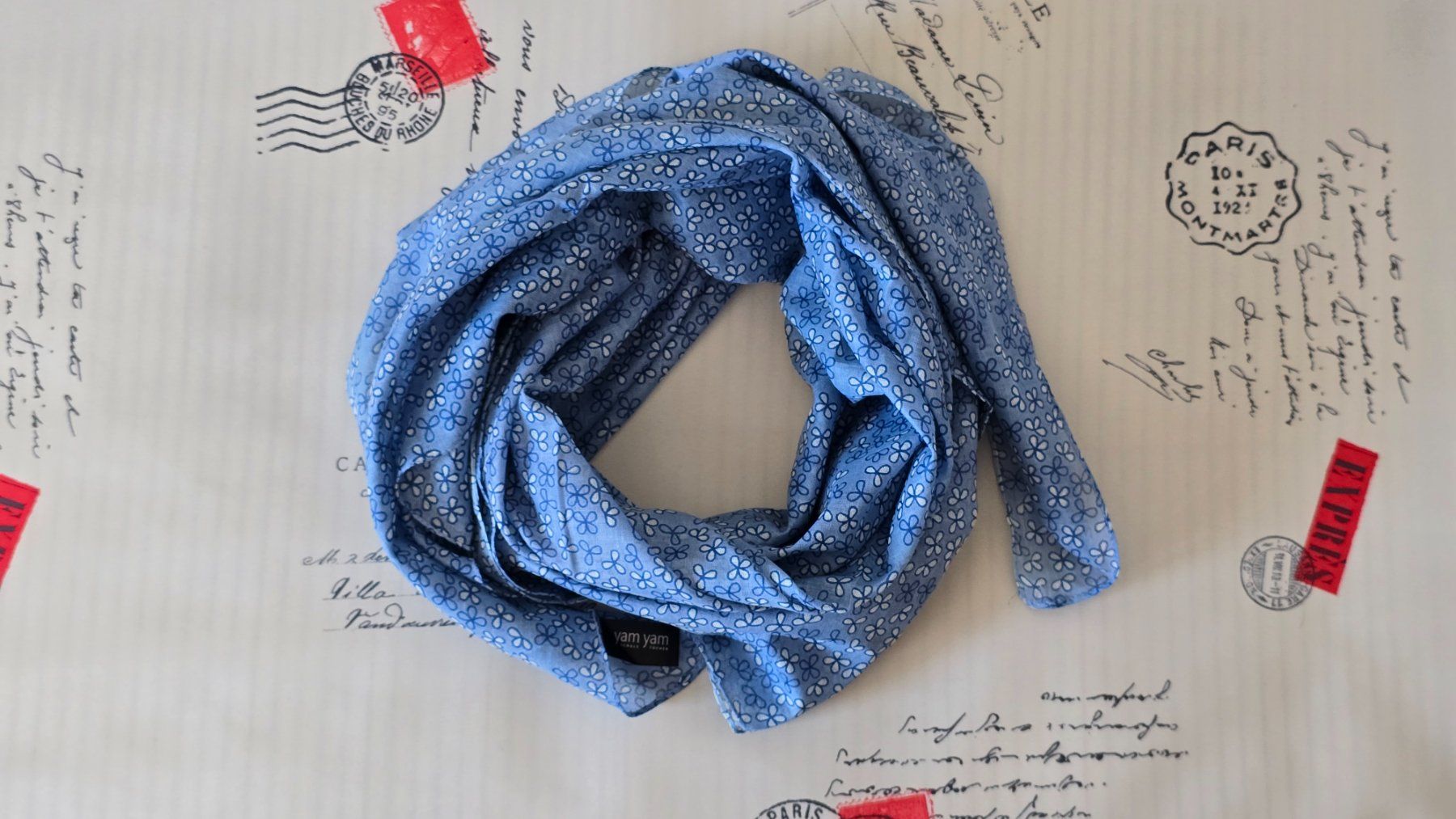 Foulards, Tücher & Schals: Luftiger Baumwoll-Schal 🧣 Hellblau mit Blumenmuster – Neu und originalverpackt aus Thalwil von VitaMini