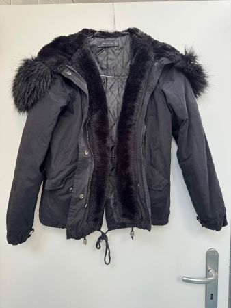 Winterjacke von Zara mit Fellkapuze, Grösse S, Schwarz