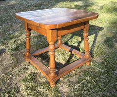 Superbe Table d’appoint en chêne massif – Style Louis XIII