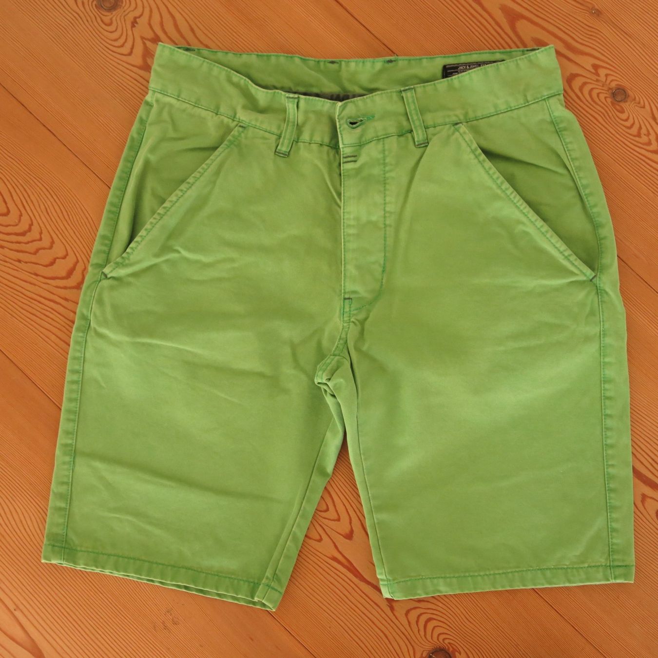 Hosen: Jack&Jones coole Shorts in Grün – Gebraucht aus Seltisberg von pipistrumpf