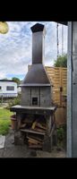 Massive Garten Feuerstelle mit grossem Kamin für den Sommer