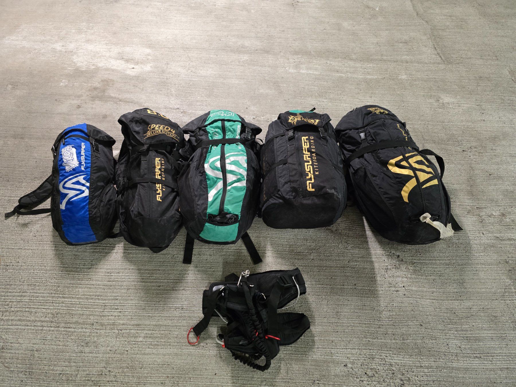 Flysurfer Aquilone: Flysurfer Quiver 5x kites + harness – Usato da Zürich venduto da Houlle