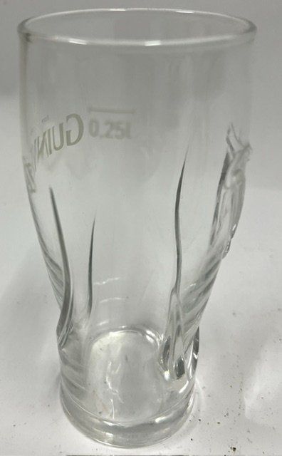 Guinness Bicchieri: 2.5 dl Guinness Bierglas mit Relief – Usato da Zürich venduto da gigimai67 1