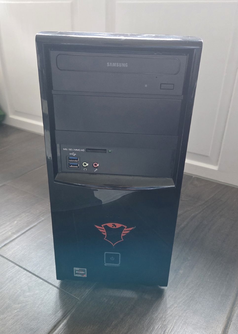 Custodie: Computer Gehäuse mit DVD, SD und Lüfter – Usato da Nidau venduto da ms3004