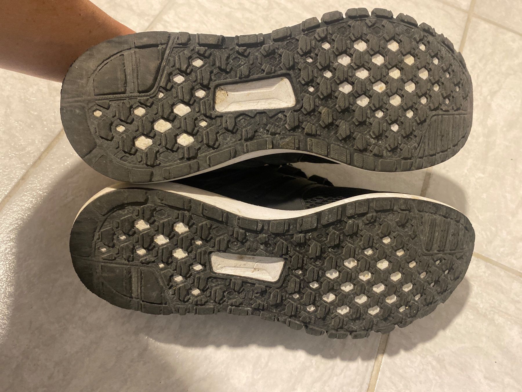 Adidas Chaussures hommes: Adidas Laufschuhe Gr.42 – D'occasion à Wangen b. Olten par janfon 2