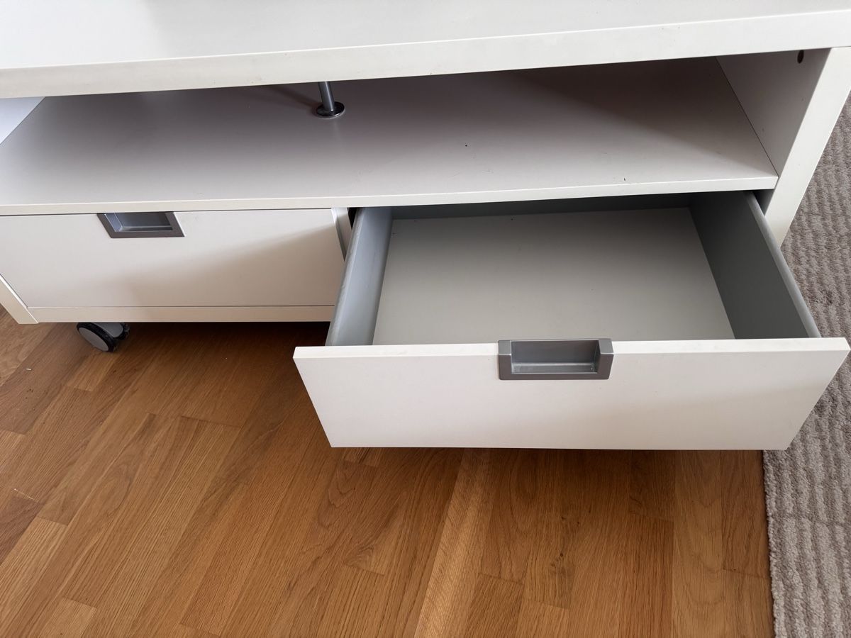 Ikea Mobili TV: IKEA TV-Möbel weiss auf Rollen – Usato da Kehrsatz venduto da Adrenalina1 2
