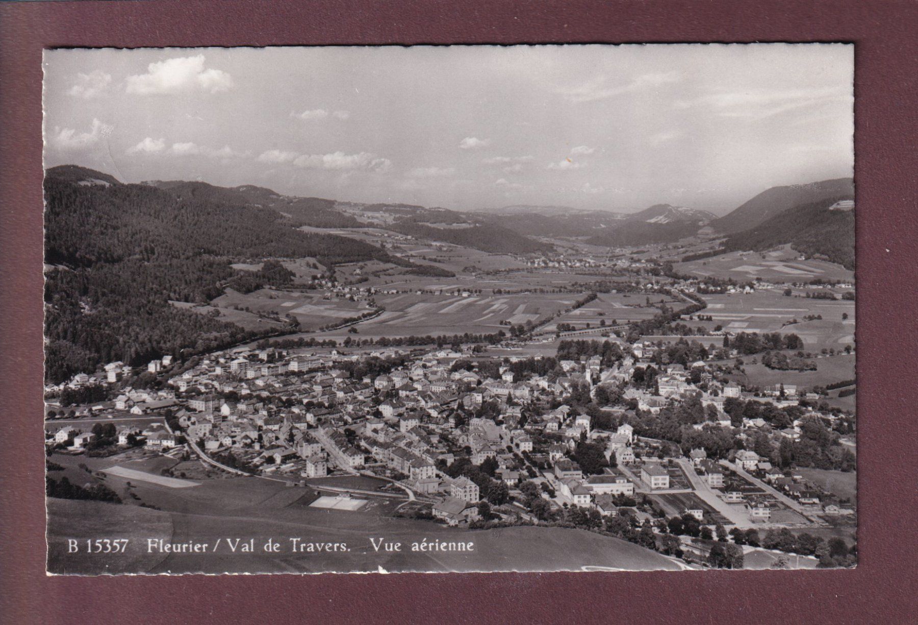 Cartoline postali: FLEURIER - Vue aérienne - 1955 – Usato da Pully venduto da nicecards